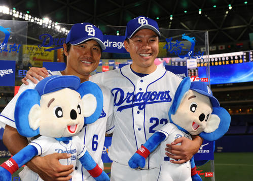 中日対DeNA　試合終了、笑顔でお立ち台に並ぶ投打のヒーロー平田（左）と大野雄（撮影・森本幸一）