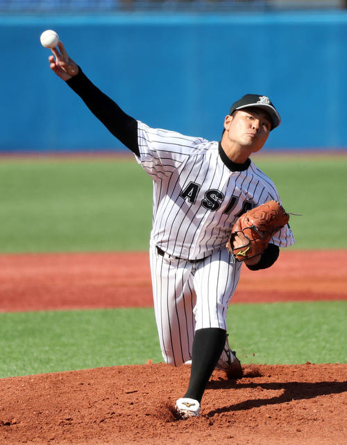立正大対亜大　先発し力投する亜大・内間拓馬（撮影・鈴木正人）