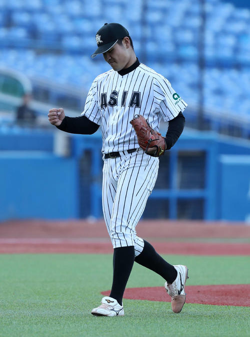 立正大対亜大　完投勝利しガッツポーズする亜大・内間（撮影・鈴木正人）
