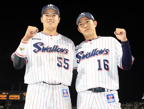 ヤクルト対阪神　完投勝利と原（右）と3点本塁打を放った村上はヒーローインタビューでガッツポーズ（撮影・浅見桂子）