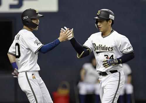 1回、先制2ランを放ったオリックス吉田正（右）は西浦とタッチ（共同）