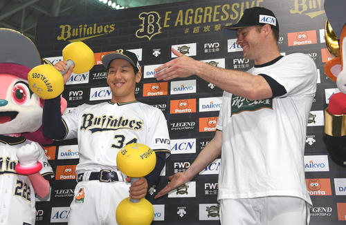 オリックス対日本ハム　ヒーローインタビューでダンベルを持ち上げご機嫌の吉田正。右はアルバース（撮影・渦原淳）