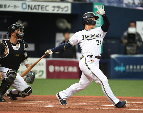 オリックス対日本ハム　3回裏オリックス1死一、二塁、吉田正は右越え適時二塁打を放つ（撮影・渦原淳）
