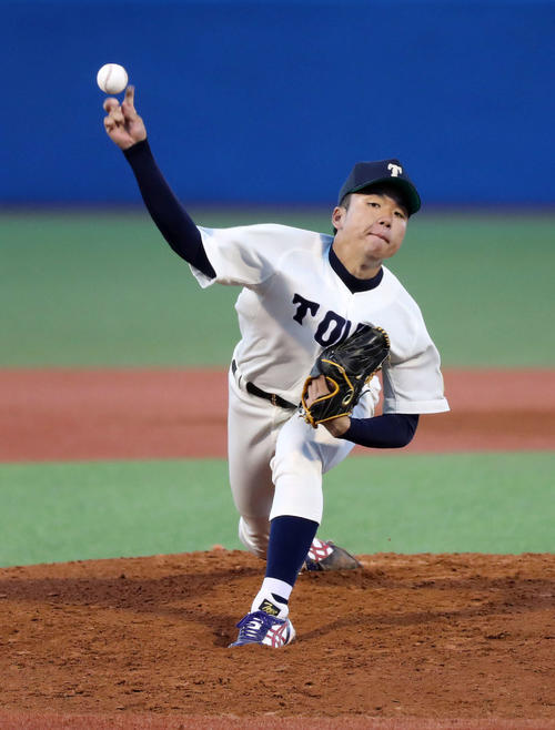 東洋大対国学院大　先発し力投する東洋大・村上（撮影・鈴木正人）