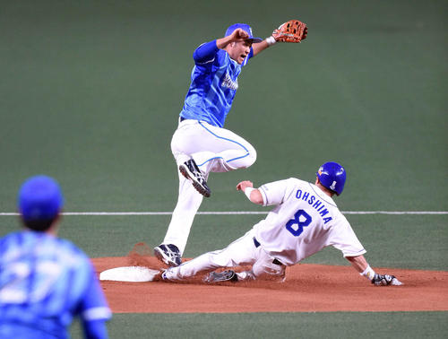中日対DeNA　1回裏中日2死一塁、盗塁成功する大島洋平（右）中央は送球を捕球できない中井大介（撮影・森本幸一）