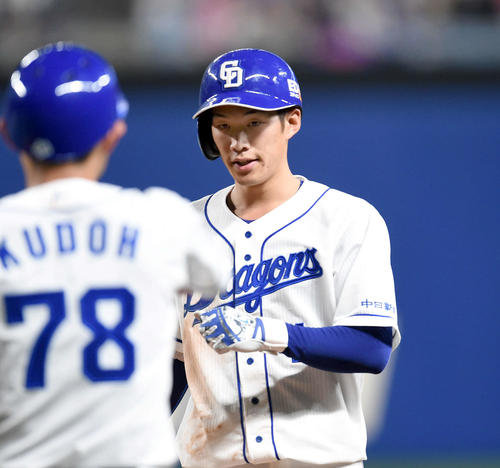 中日対DeNA　8回裏中日2死二塁、右前適時打を放った京田陽太（撮影・森本幸一）