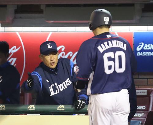 楽天対西武　6回表西武1死、勝ち越しの右越え本塁打を放った中村を出迎える辻監督（撮影・林敏行）