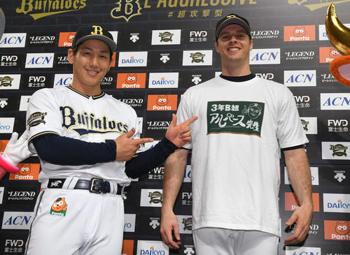 オリックス対日本ハム　ヒーローインタビューでアルバースのTシャツをPRする吉田正尚（左)（撮影・渦原淳）