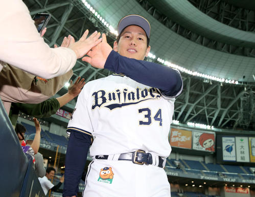 オリックス対日本ハム　試合終了後、ファンとハイタッチするオリックス吉田正（撮影・佐藤翔太）　　