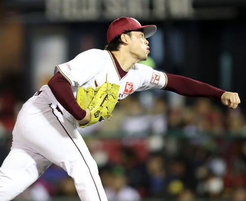延長10回に登板し今季初勝利を挙げた楽天高梨（撮影・林敏行）
