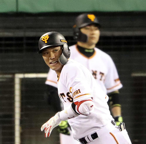 巨人坂本勇人と丸佳浩（後方）