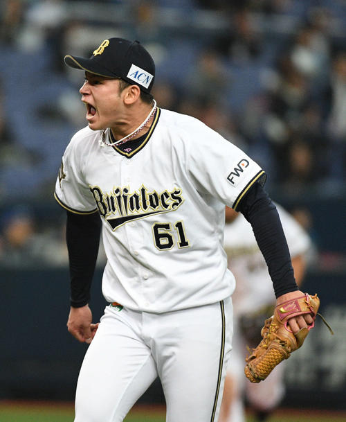 オリックス対日本ハム　5回表日本ハム2死満塁、中田を右飛に打ち取り雄たけびを上げる榊原（撮影・渦原淳）