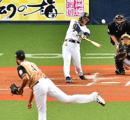 オリックス対日本ハム　1回裏オリックス2死、先制の中越え本塁打を放つ吉田正。投手ロドリゲス（撮影・上田博志）