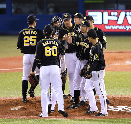 ヤクルト対阪神　ヤクルトと引き分けに終わりタッチをかわす阪神ナイン（撮影・横山健太）