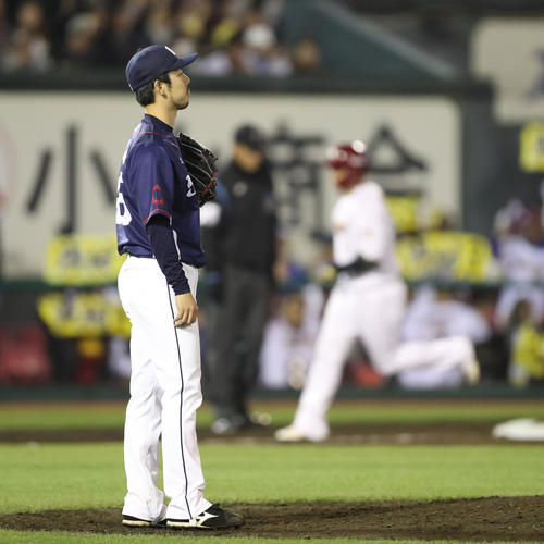 楽天対西武　5回裏楽天2死一、二塁、浅村に逆転の右越え3点本塁打を浴びた本田（撮影・林敏行）