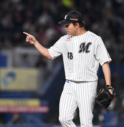 ロッテ対ソフトバンク　6回まで無失点に抑え、指をさすロッテ先発の岩下（撮影・鈴木みどり）