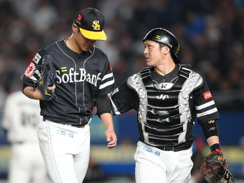 ロッテ対ソフトバンク　5回裏に失点し肩を落としてベンチへ向かう大竹。捕手甲斐（撮影・中島郁夫）