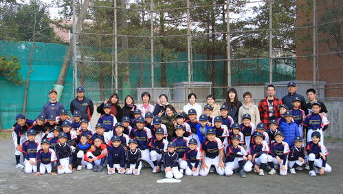送別記念試合を終えた選手と6年生の保護者は記念撮影