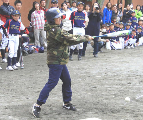 6年生の送別記念試合では親子対決が実現。保護者が打席に立つ場面も