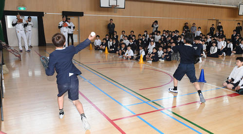 小学生らとキャッチボールする左から山崎福也、西村徳文監督、東明大貴（撮影・渦原淳）