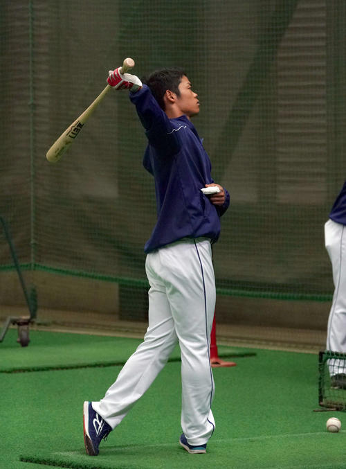 右手のみで打撃練習をする中日根尾昂（撮影・森本幸一）