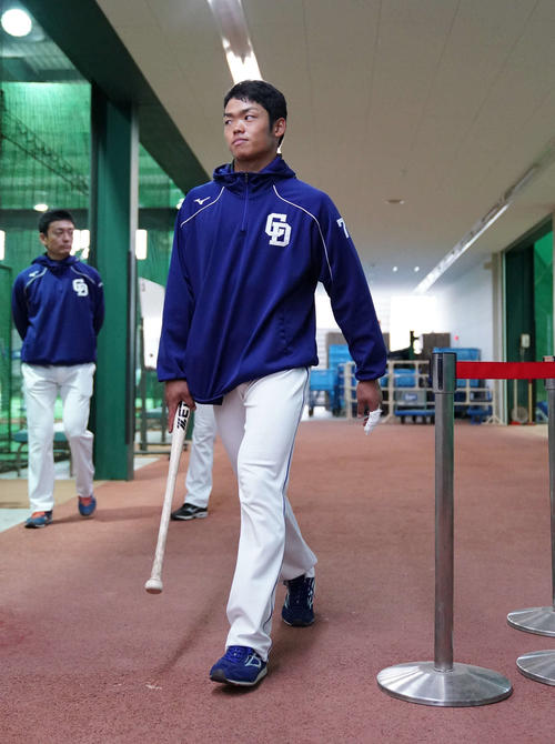 右手のみで打撃練習をおこない引き上げる根尾昂（撮影・森本幸一）