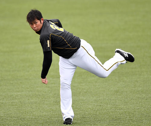 ヤクルト対阪神　試合前、キャッチボールをする阪神岩田（撮影・横山健太）