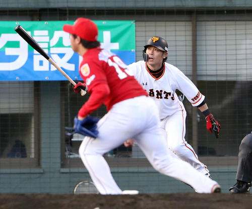 巨人対広島　1回裏巨人2死二、三塁、亀井は先制右翼線2点適時二塁打を放つ。投手野村（撮影・松本俊）
