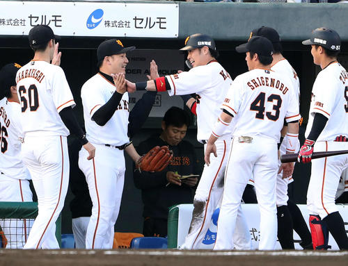 巨人対広島　1回裏終了、先制2点打の亀井（中央）出迎えたナインと笑顔でハイタッチ（撮影・松本俊）