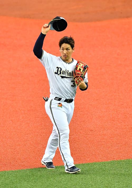 オリックス対日本ハム　初回に本塁打を放った吉田正尚はファンの歓声に帽子を上げて応える（撮影・上田博志）