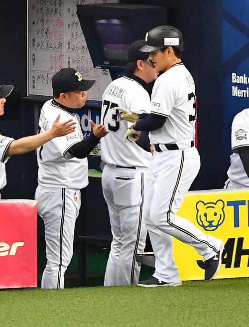 オリックス対日本ハム　1回裏オリックス2死、中越えに先制ソロ本塁打を放った吉田正尚をハイタッチで出迎える西村徳文監督（左）（撮影・上田博志）
