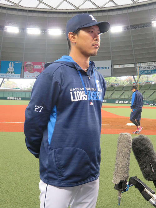 実戦復帰を果たして取材を受ける西武内海