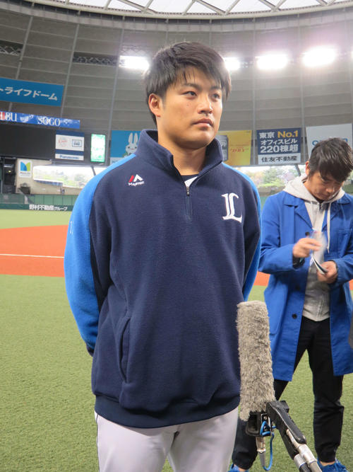 実戦復帰を果たして取材を受ける西武のドラフト1位、松本