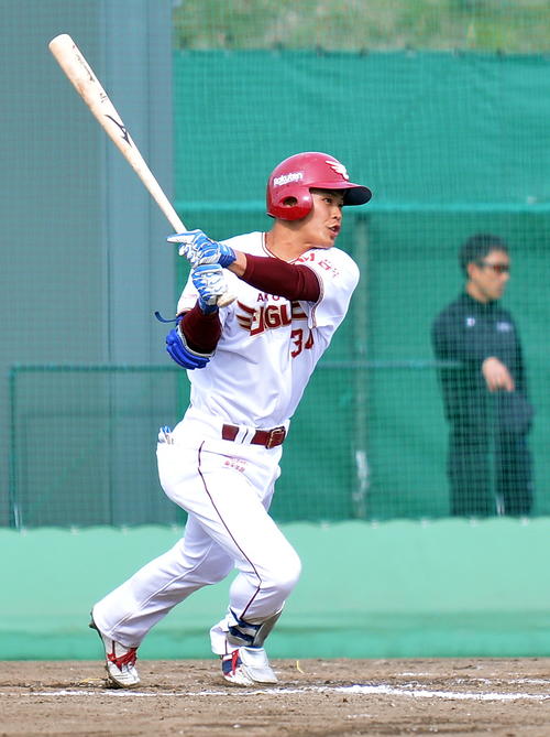 イースタン・リーグ楽天対日本ハム　9回裏、中前安打を放つ楽天山崎（撮影・鎌田直秀）