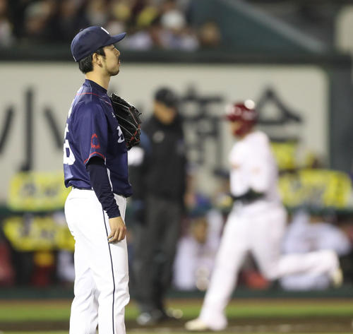 楽天対西武　5回裏楽天2死一、二塁、浅村に逆転の右越え3点本塁打を浴びた本田（撮影・林敏行）