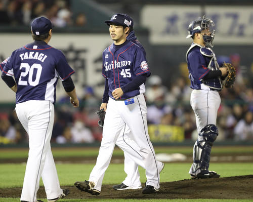 楽天対西武　5回裏楽天2死一、二塁、浅村に逆転の右越え3点本塁打を浴び、降板する本田（中央）（撮影・林敏行）