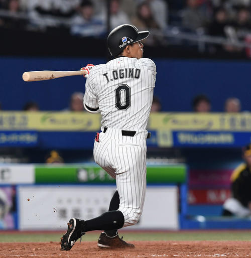 ロッテ対ソフトバンク　5回裏ロッテ1死一、二塁、先制の中前適時打を放つ荻野（撮影・鈴木みどり）