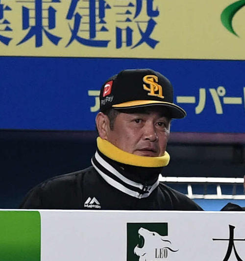 ロッテ対ソフトバンク　ベンチで渋い表情のソフトバンク工藤監督（撮影・鈴木みどり）