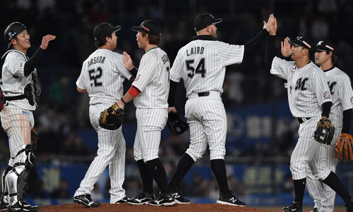 ロッテ対ソフトバンク　ソフトバンクに連勝しハイタッチを交わす吉田（左端）らロッテナイン（撮影・鈴木みどり）