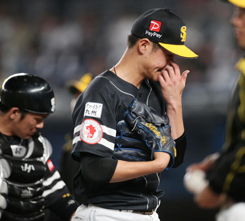 ロッテ対ソフトバンク　5回裏に失点し肩を落としてベンチへ向かう大竹。左は甲斐（撮影・中島郁夫）