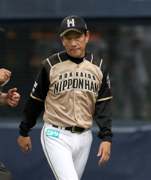 オリックス対日本ハム　選手交代を告げベンチに戻る日本ハム栗山監督（撮影・佐藤翔太）　　