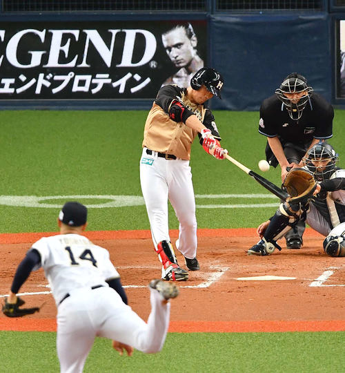 オリックス対日本ハム　7回表日本ハム1死三塁、右中間へ2点本塁打を放つ王柏融。投手吉田一（撮影・上田博志）