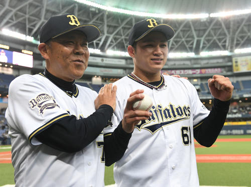 オリックス対日本ハム　初勝利を挙げた榊原（右）は勝利球を手に、西村監督の祝福を受ける（撮影・渦原淳）
