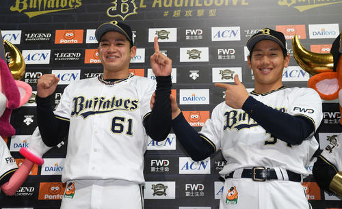 オリックス対日本ハム　ヒーローインタビューで吉田正尚（右）から初勝利を祝福される榊原翼（撮影・渦原淳）