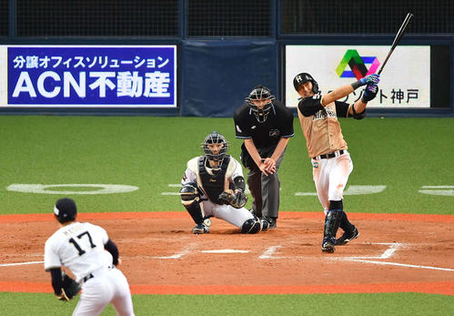 オリックス対日本ハム　9回表日本ハム1死、左越えソロ本塁打を放つ大田（撮影・上田博志）