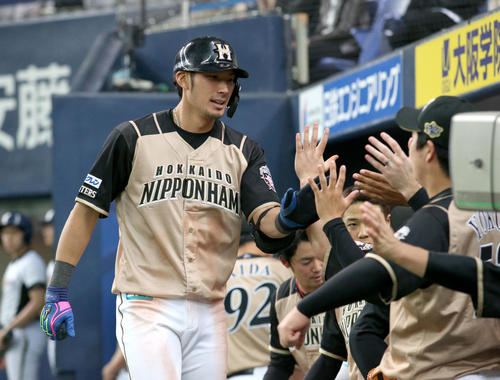 オリックス対日本ハム　9回表日本ハム1死、大田は左越え本塁打を放ちチームメートに出迎えられる（撮影・佐藤翔太）　　