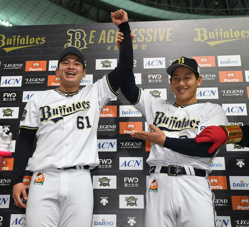 オリックス対日本ハム　ヒーローインタビューで吉田正（右）から初勝利を祝福される榊原（撮影・渦原淳）