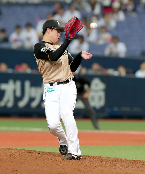 オリックス対日本ハム　5回裏オリックス2死、ジョーイ・メネセスの打球を好捕する日本ハム堀（撮影・佐藤翔太）　　