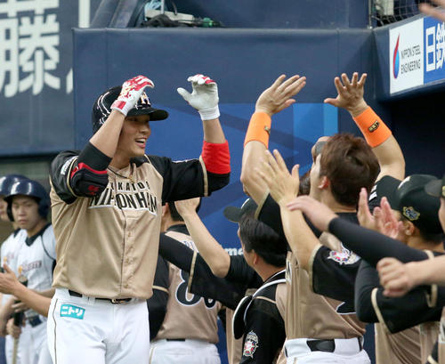 オリックス対日本ハム　7回表日本ハム1死三塁、右越え2点本塁打を放ちチームメートに出迎えられる王柏融（撮影・佐藤翔太）　　