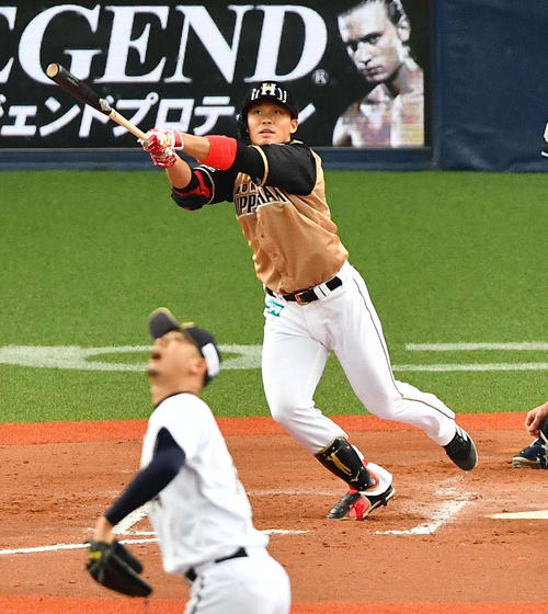 オリックス対日本ハム　7回表日本ハム1死三塁、右中間へ2点本塁打を放つ王柏融。投手吉田一（撮影・上田博志）
